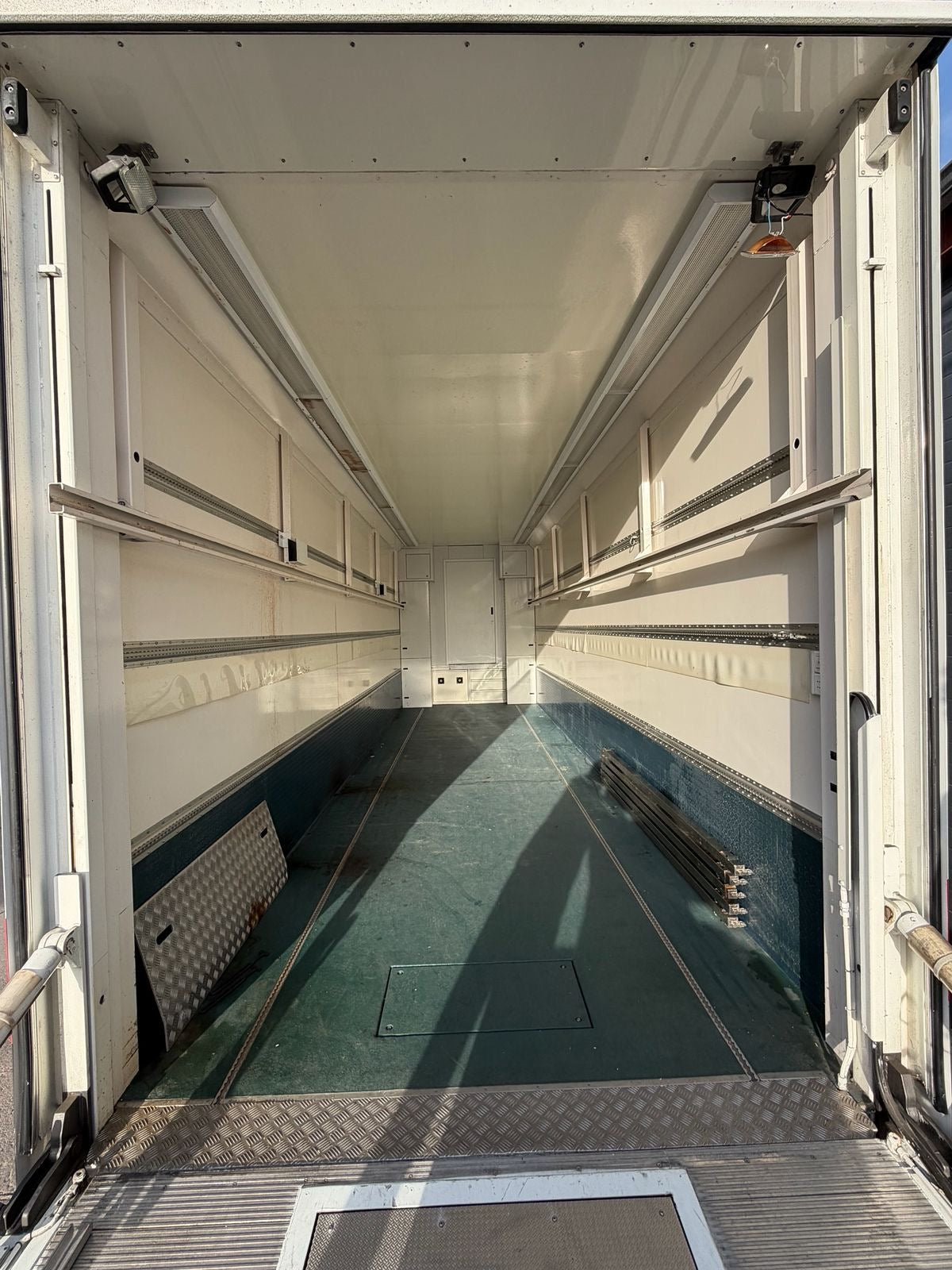 Racing Trailer Hangler - Ex. Sauber F1 Team