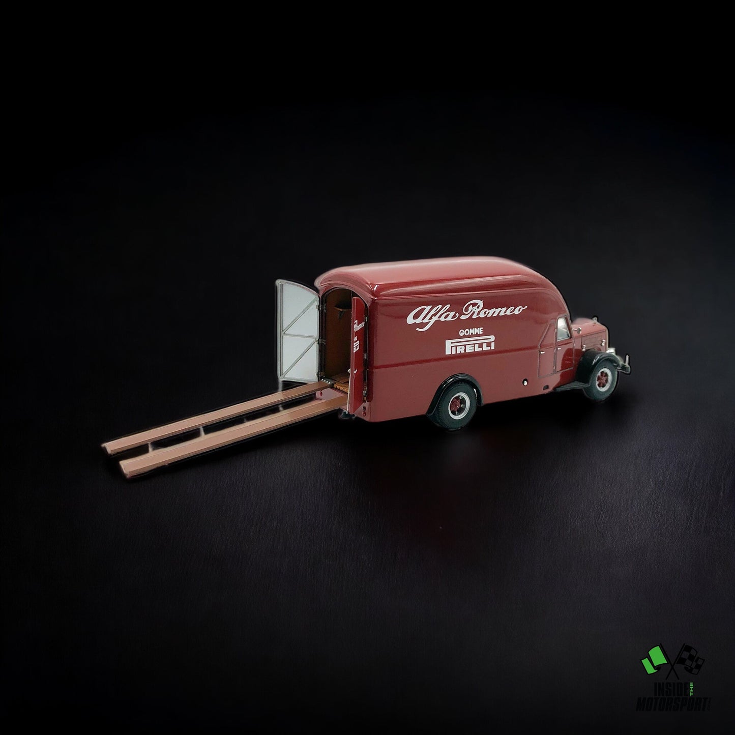 Alfa Romeo 500 Race Car Transporter 1934 Scuderia Alfa Romeo - Exoto 1/43