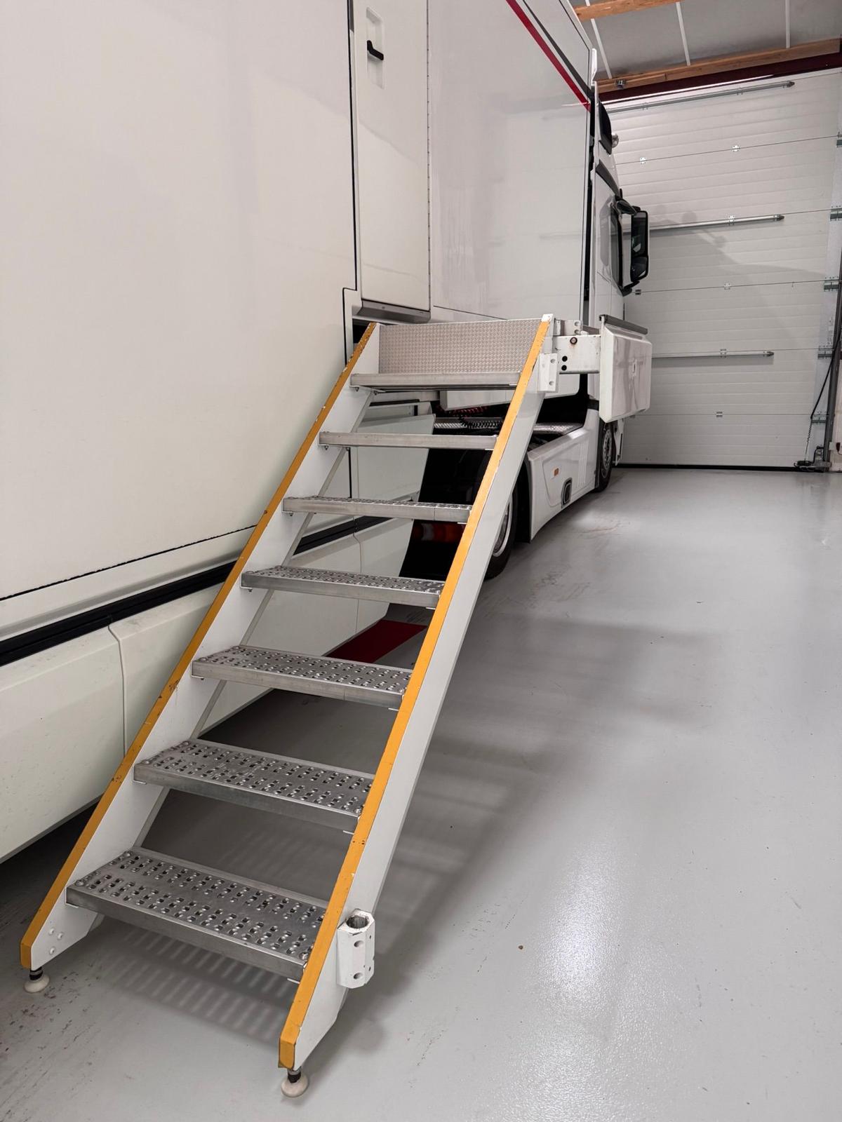 Racing Trailer Hangler - Ex. Sauber F1 Team